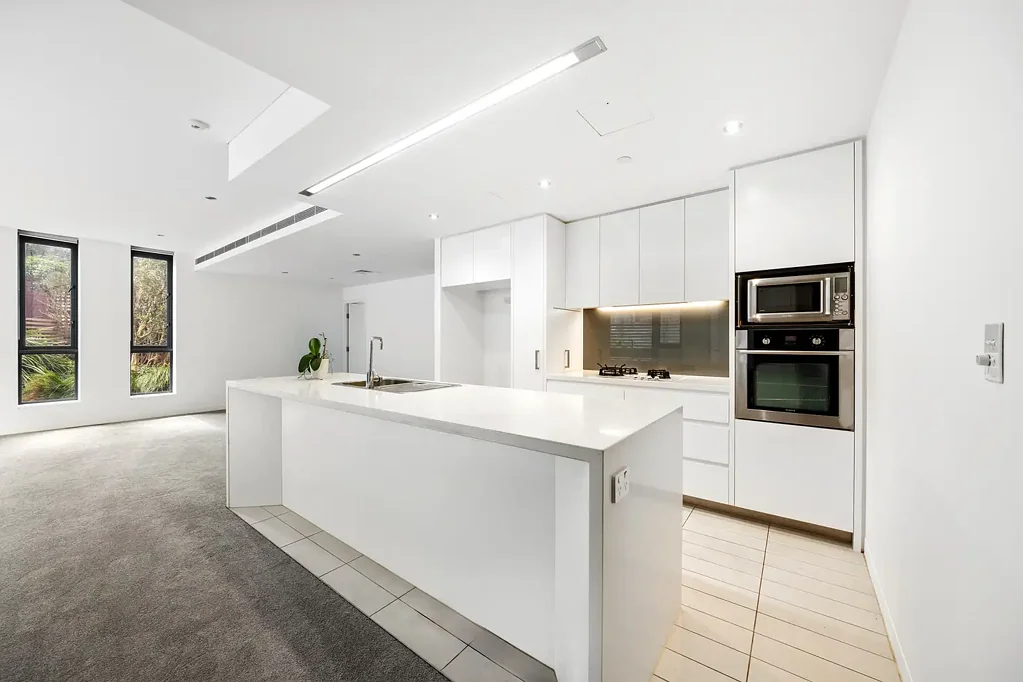 Contemporary light-filled apartment in exclusive Jacksons Landing