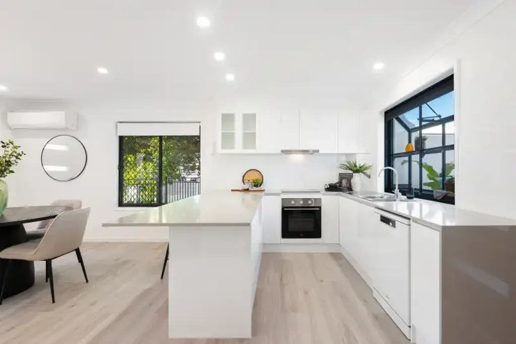 Benowa 3房  Fully Renovated Townhouse Offering a Lifestyle of Convenience