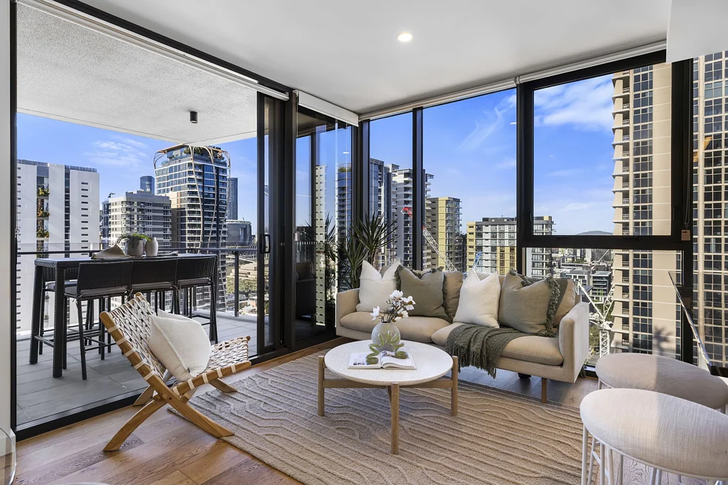 South Brisbane 2房 南岸顶级地段 两卧两卫 落地窗城市景观 私人阳台 无缝过渡 现代厨房 石材台面 燃气灶具 周边生活便利 学校环绕 交通枢纽 Elevated Luxury Lifestyle with Mesmerising Views