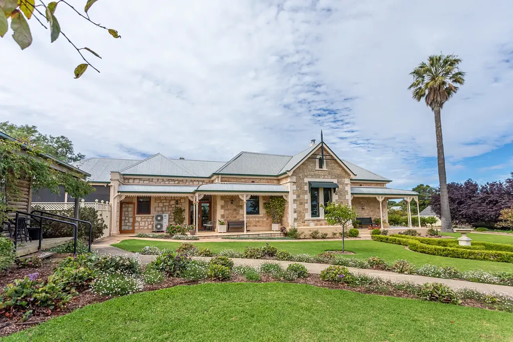 Naracoorte 5 Bedroom Character, Timeless Appeal - 2 Residences including Airbnb - 4,808m2