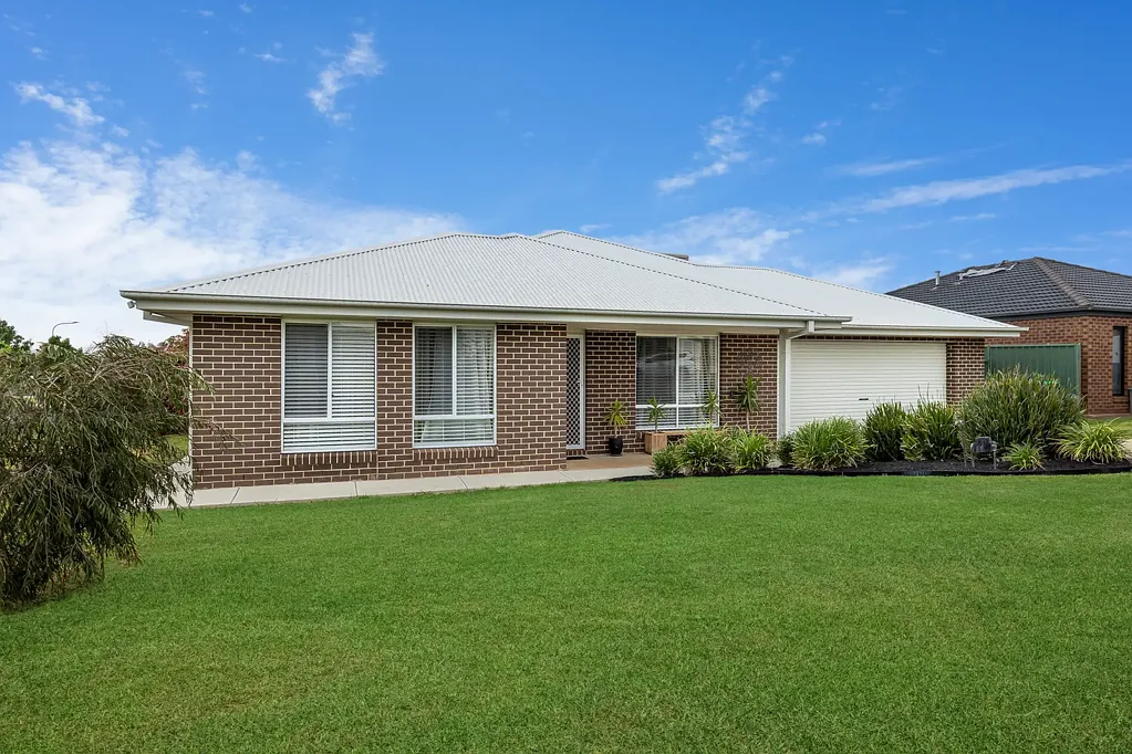 16 Hazelwood Drive, Forest Hill, NSW 2651