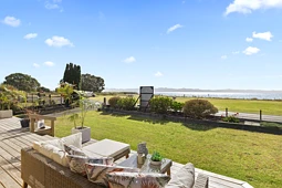 915 East Coast Road, Kaiaua