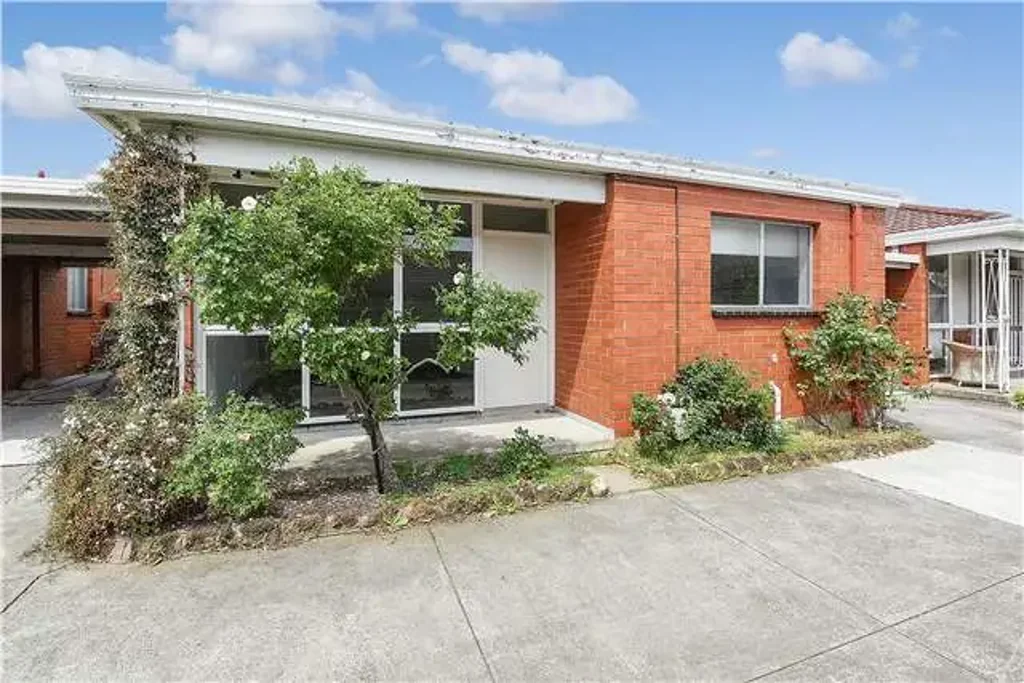 TWO BEDROOM | LOW MAINTENANCE | GREAT LOCATION