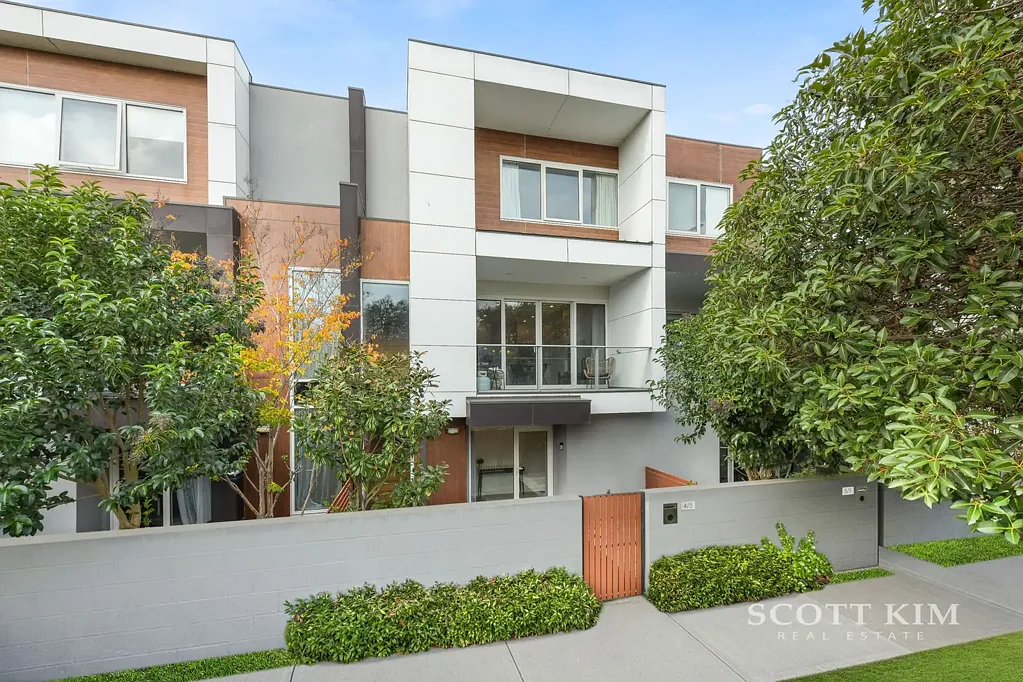 Box Hill South 4房 四卧宽敞卧室 石制台面厨房 Bosch电器 主卧套间 浴室三间 分体式冷却 双层玻璃窗 木地板 双车库 私密前院 安全对讲 Box Hill学区 便捷生活 Stylish Townhome in the Box Hill High School Zone