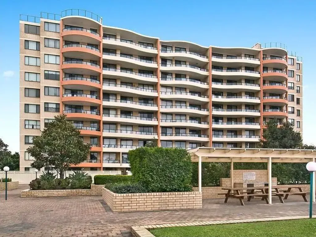 Highly Convenient 2 Bedroom Apartment with Swimming Pool, Tennis Court and Gym.