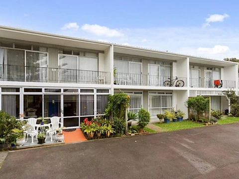 Mount Albert 2房  Two Inviting 1970's Units in Mt Albert