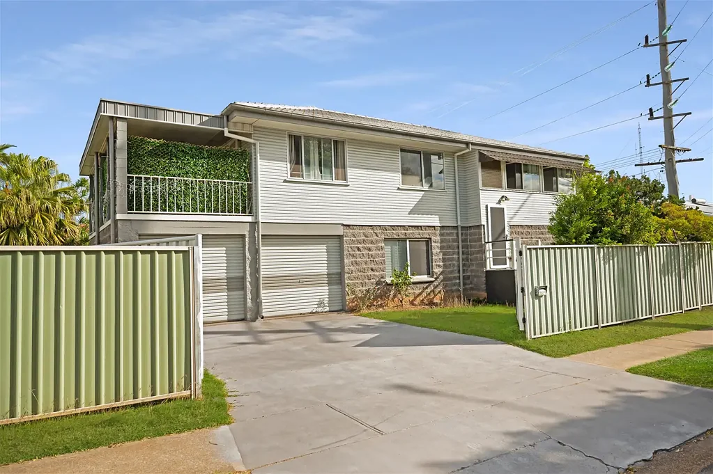 West Gladstone 4 Bedroom Spacious High-Set Family Home Located in West Gladstone