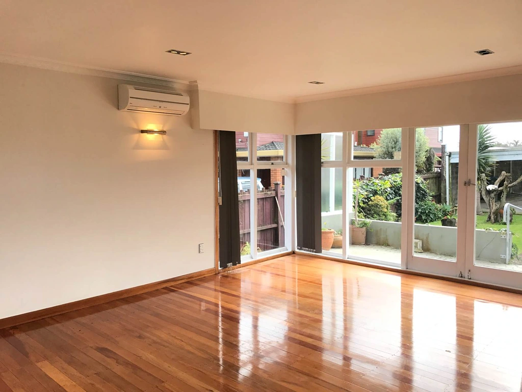 WALK TO CORNWALL PARK - MODERN KITCHEN