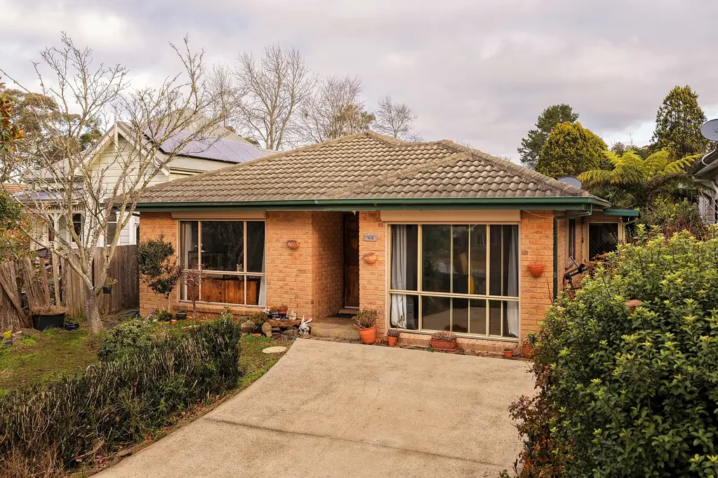 Katoomba 3 Slaapkamer Level Block, Rear Access & Plenty of Potential