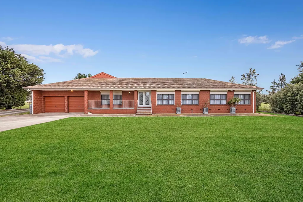 Spacious Family Home on 5.75 Acres with Huge Shed & Lifestyle Appeal