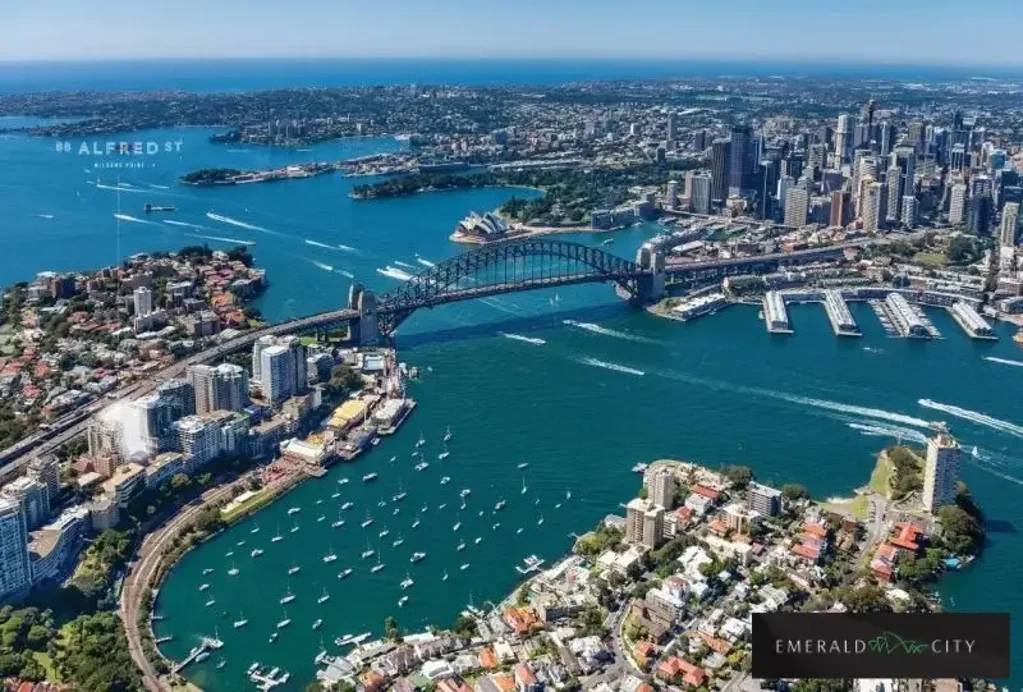 Milsons Point 2房 港湾景致壮丽 9楼高层位置 东向采光充沛 开放式生活区 私人阳台广阔 现代石制厨房 双卧带套间 车位储物齐全 蓝筹社区便利 Elevated Harbourside Living with Sweeping Easterly Water Views
