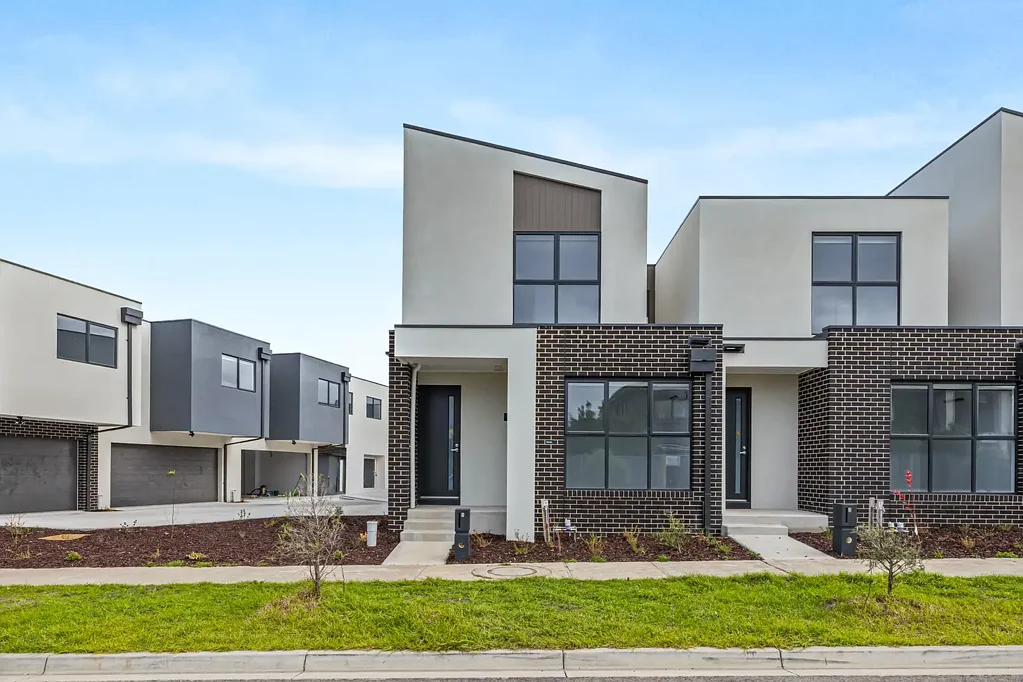 Stylish Townhome Living Near Aurora Village