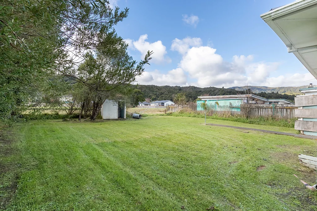 Wainuiomata 3房  Unlock Potential: Transform This Wainuiomata Gem!