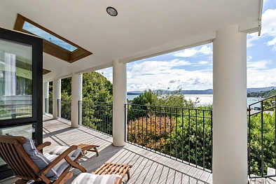 Eastbourne 5房  Harbour Views & Lift-Connected Living