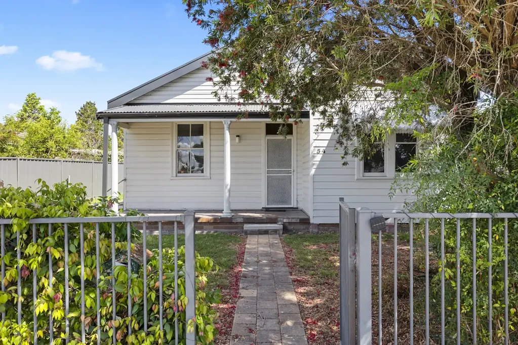 Cessnock 3Kwarto Charming Cottage with Character, Potential & Convenience