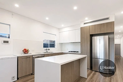 34b James Street, Guildford, NSW 2161, 5房, 3浴, House