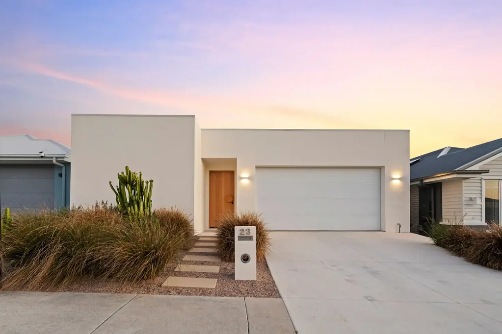 Thornlands 4 Slaapkamer Welcome to "SOLARA" Palm Springs Inspired Luxury in Prime Thornlands Location