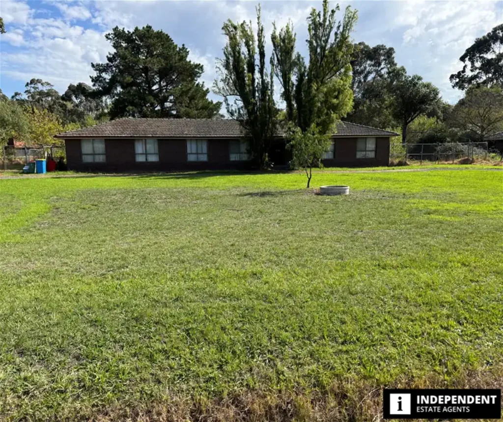 Cranbourne East 4ห้องนอน Prime Development Opportunity in the Heart of Collison Estate