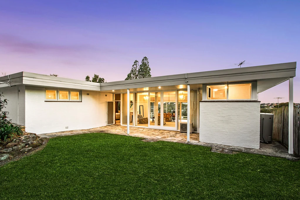 Longueville 2房 价值未充分开发的世纪中期建筑魅力住宅，享有水景 Under-capitalised mid-century architectural charmer with water views