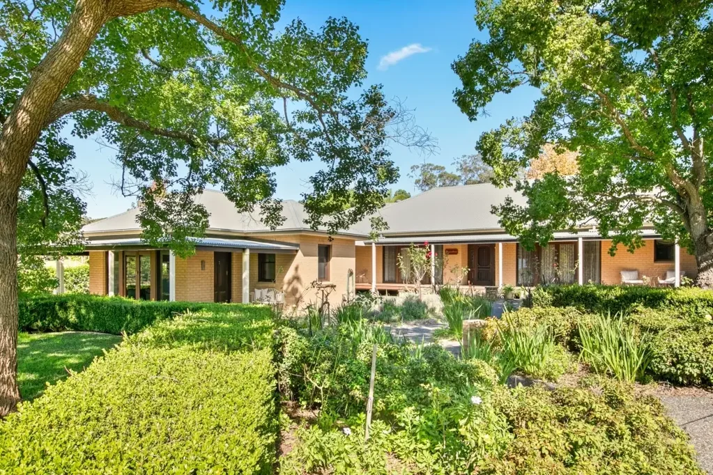 Louth Park 6 Bedroom Statement living in a secluded garden estate