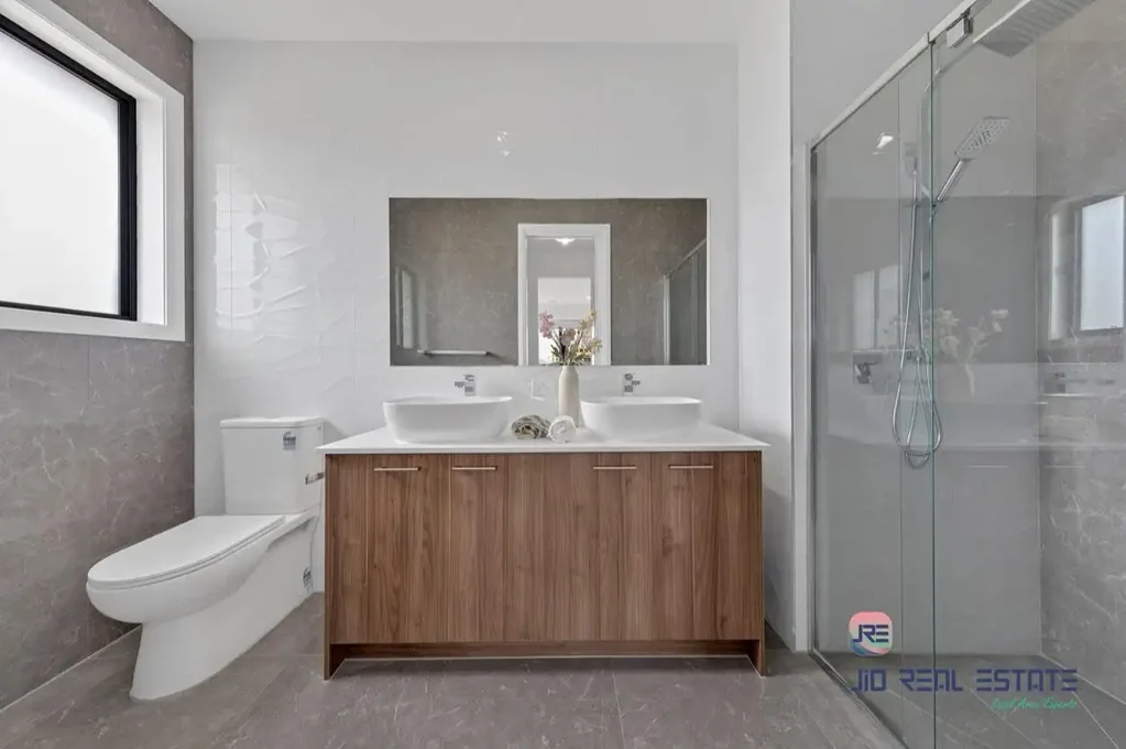Deanside 4 Bedroom West Facing House on 444 Sqm Land | 2 Mins from Freeway and 10 Min to Caroline Springs Station