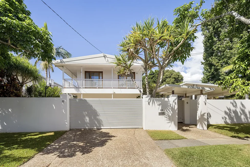 Burleigh Heads 4chambre Unlock the Potential: Elevated Living on a Rare Flat 997sqm Burleigh Parcel
