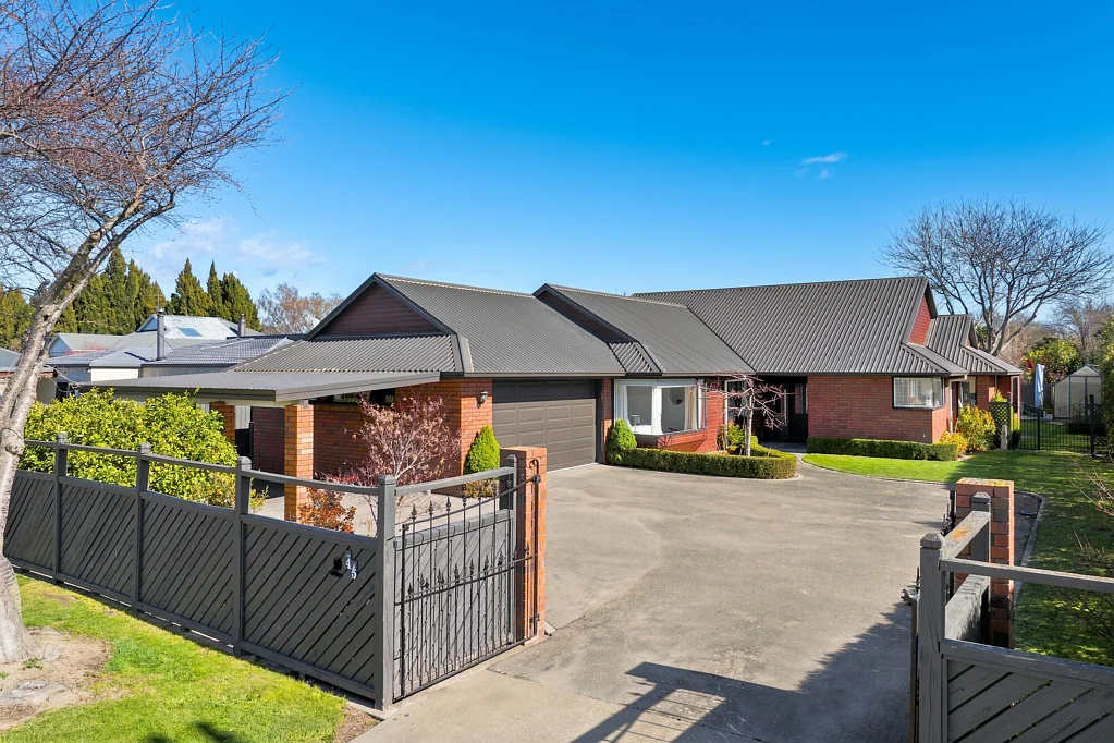 Springlands 5 Bedroom Room for the extended family, vendor has purchased