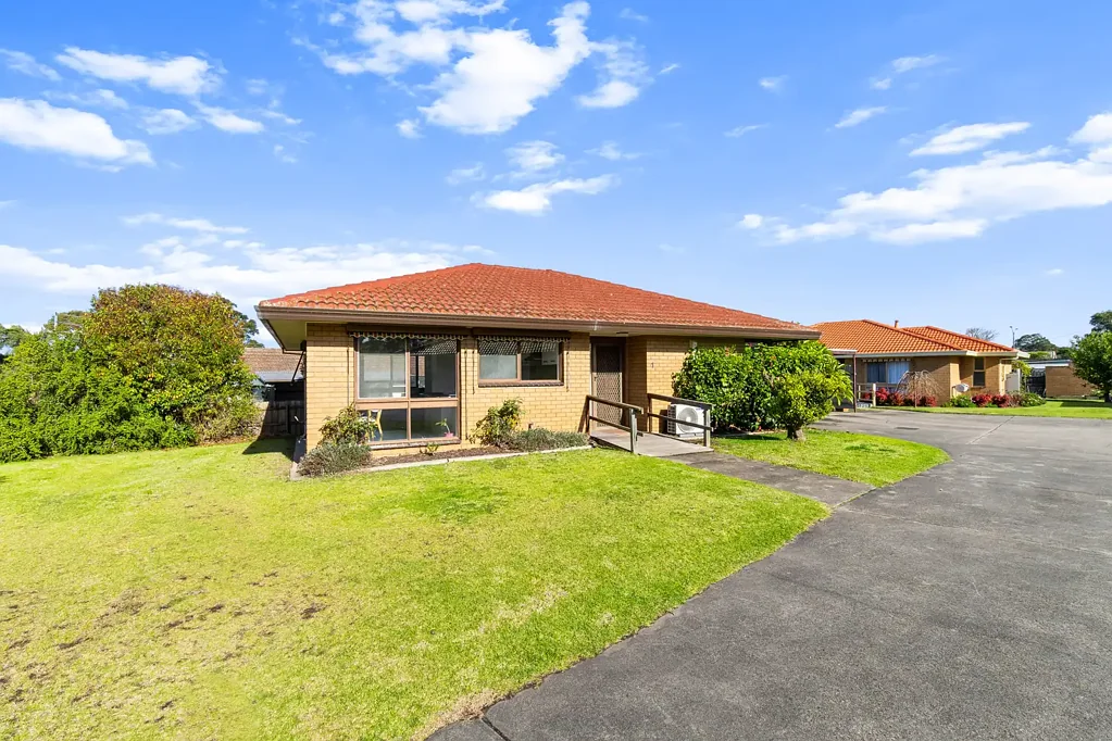 Sale 2 Bedroom Easy-Care Living in a Prime Lakeside Pocket