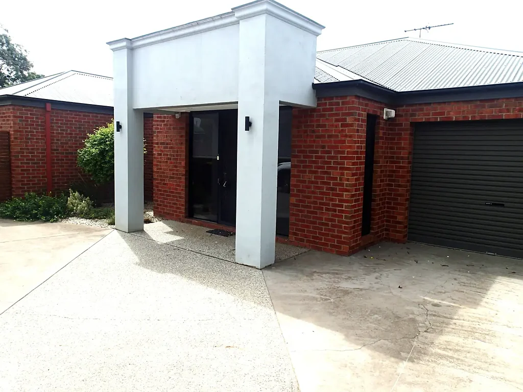 Corowa 3房  PRICE REDUCED: CRAFTSMAN BUILT TOWNHOUSE - COROWA CBD