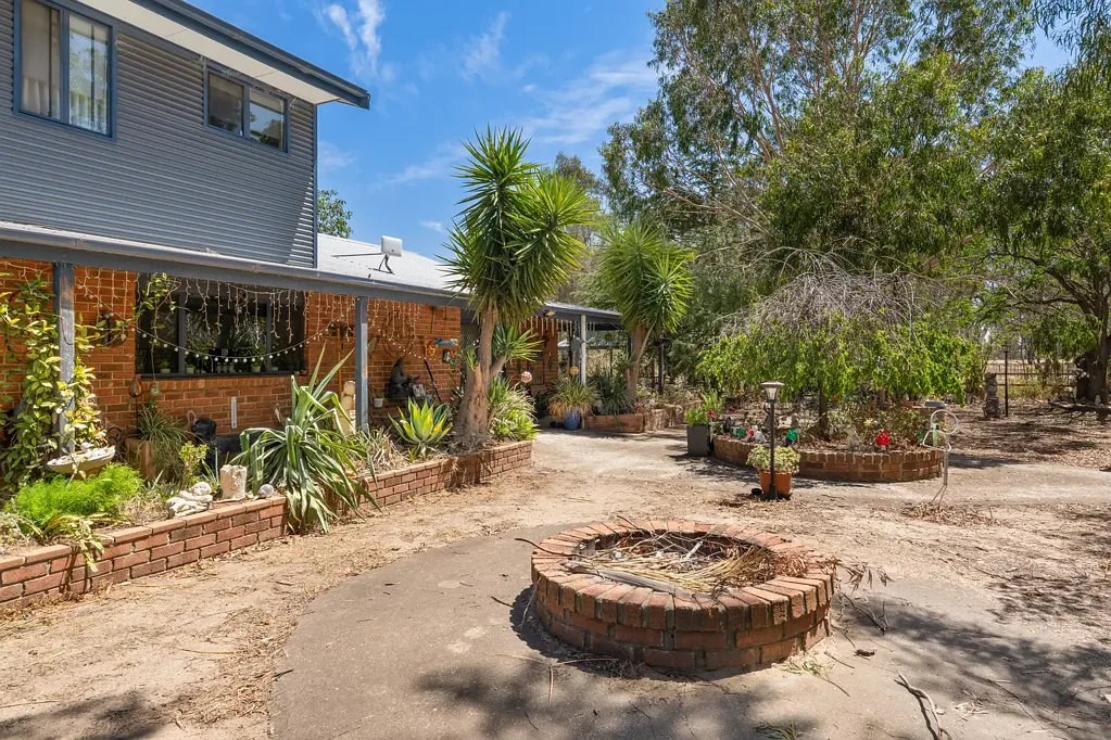 Euroa 4कमरा 6.2 Acres | 4 Bed Main Residence | Self-Contained Sleepout | MOTIVATED VENDORS