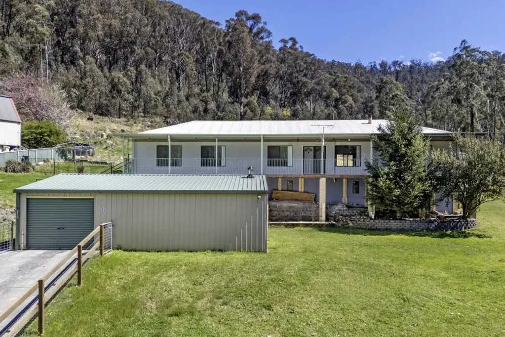 Peaceful bushland setting with five quality bedrooms