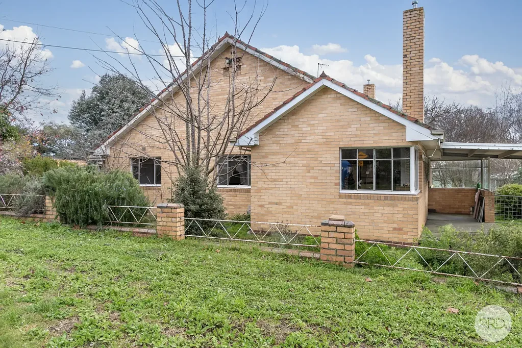 Ballarat East 3 Slaapkamer Timeless Charm, Space & Opportunity In A Sought-After Ballarat East Location