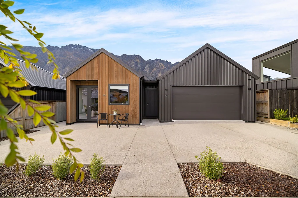 Jacks Point 4 Slaapkamer Smart investment with long-term tenancies in place