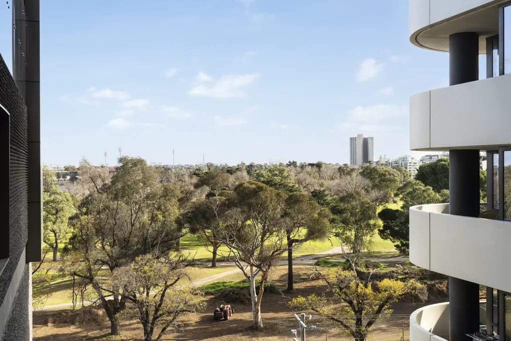 FULLY FURNISHED ONE BEDROOM APARTMENT AT THE HEART OF ALBERT PARK LAKE
