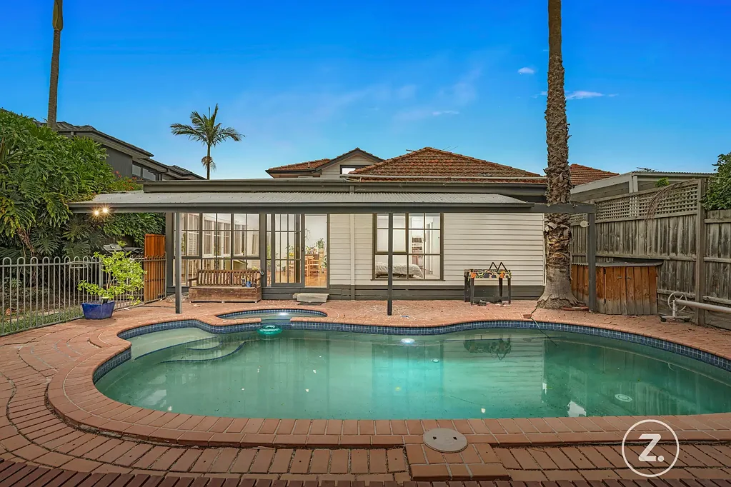 Murrumbeena 4બેડરૂમ Family Luxury with Poolside Appeal in Prime Murrumbeena