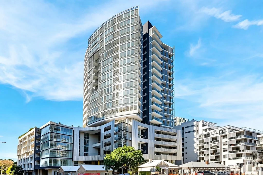 Spacious Apartment Combining Comfort, Style & Convenience
