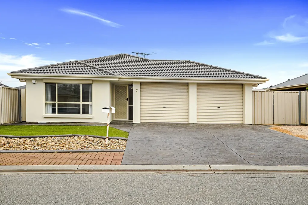 Munno Para West 3房  Side Access, Solar Savings & Entertainer's Appeal!
