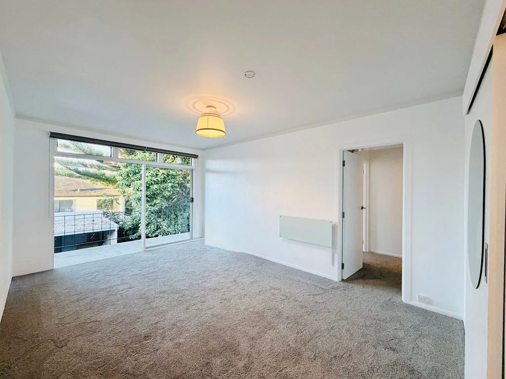 Newly Renovated  Brand New Kitchen & Bathroom  Prime Mount Albert Location