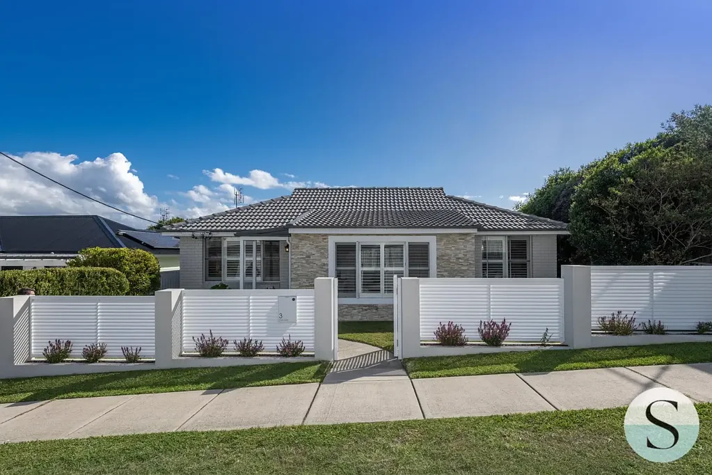 Redhead 4房  Beachside Beauty! Renovated Single Level Living, Entertaining Haven, Huge Studio Space, Garages Galore, Rear Lane Access, Stroll to Sand & Surf.