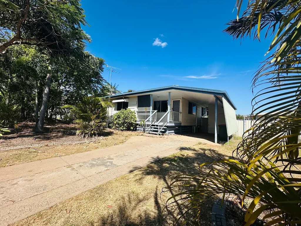 BEST PRICE IN TOWN @ $650 P/WEEK - SPACIOUS 3 BEDROOM HOME WITH AND POOL & ENTERTAINMENT DECK!