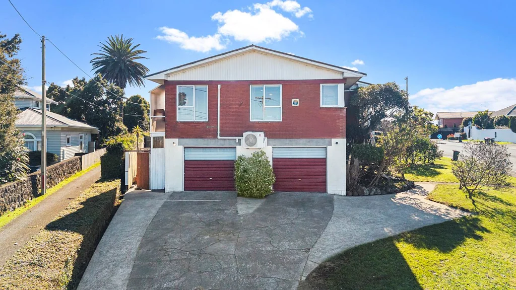 Three Kings 3Habitaciones Spacious Brick Home with Huge Renovation Potential