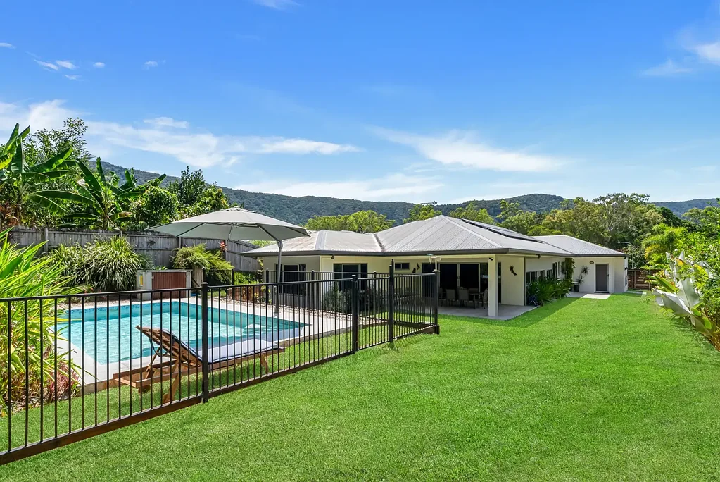 Kewarra Beach 4 Slaapkamer Seller's Relocating | Near-New Home with Pool, Privacy & Mountain Views on 1,050sqm