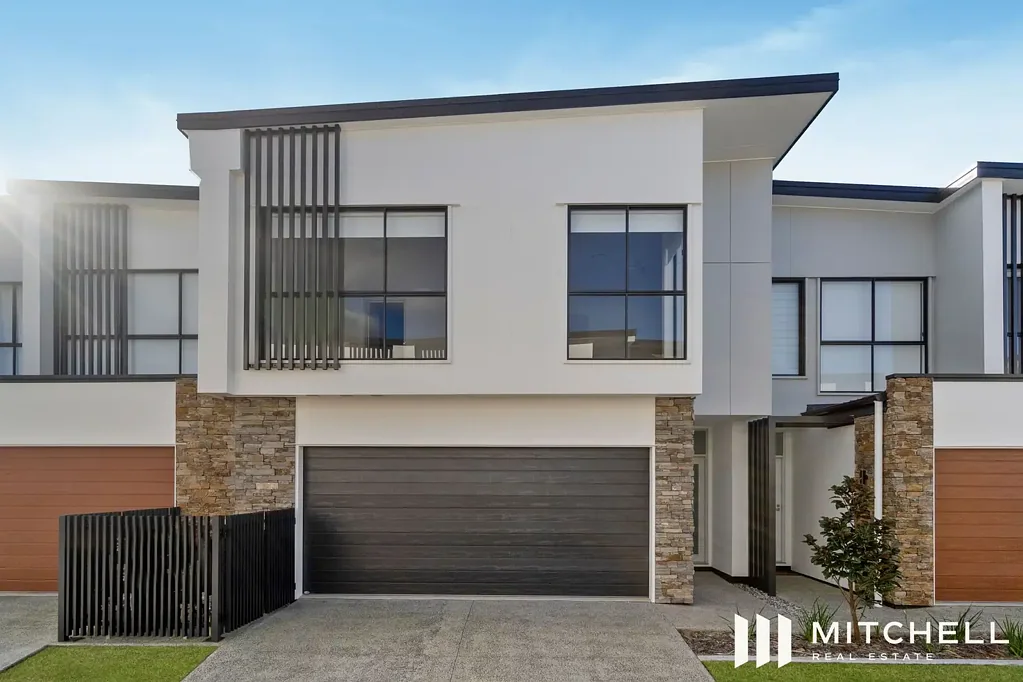 Hope Island 4 Bedroom Hope Island’s Newest Gem – Premium Townhouse in Gated Community