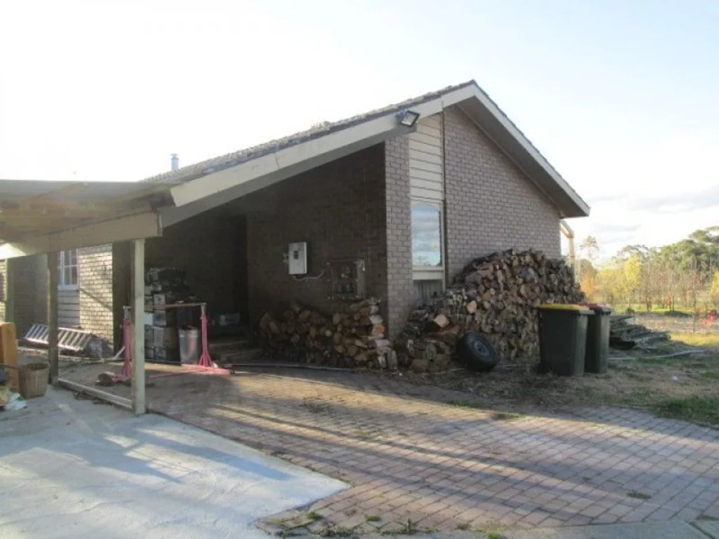 Navigators 20 Acre Lifestyle Property Ballarat Area, 3 BR Brick Veneer House, Sheds, Dams