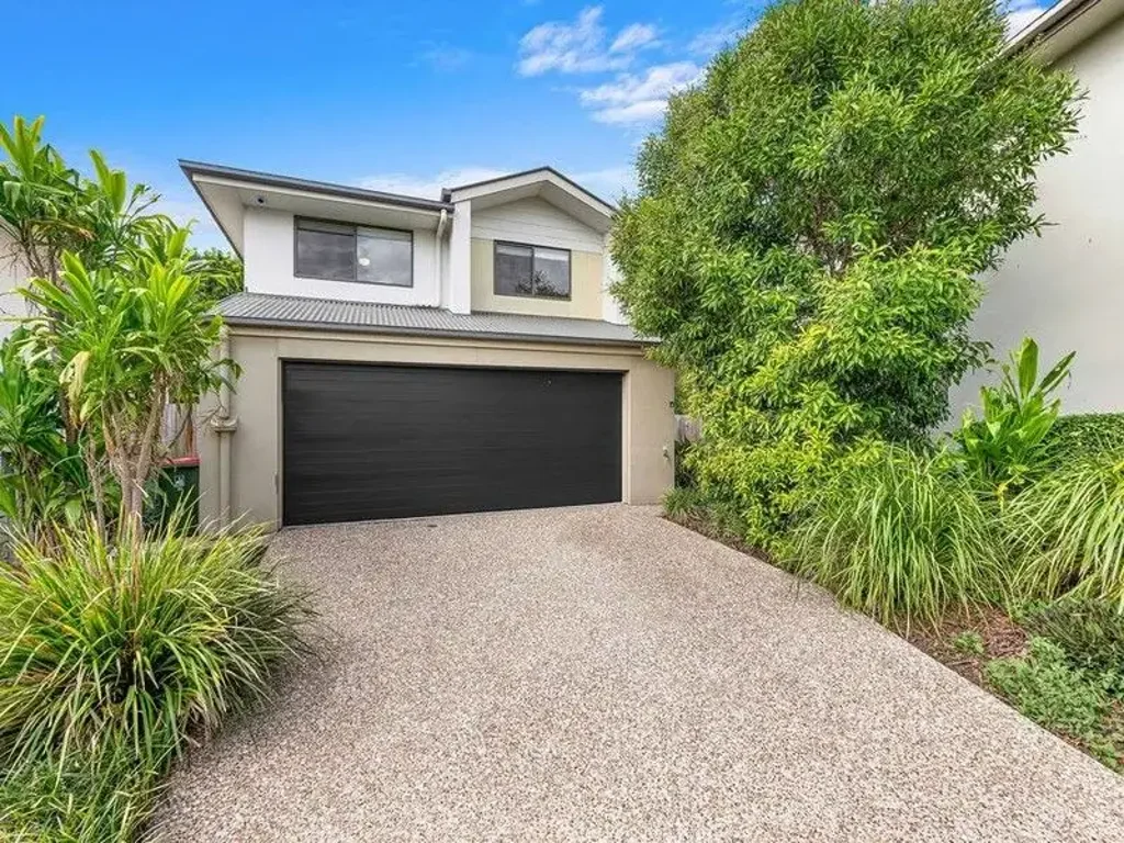 Modern 3-Bedroom Townhouse with Ducted Aircon, Dishwasher & Private Courtyard