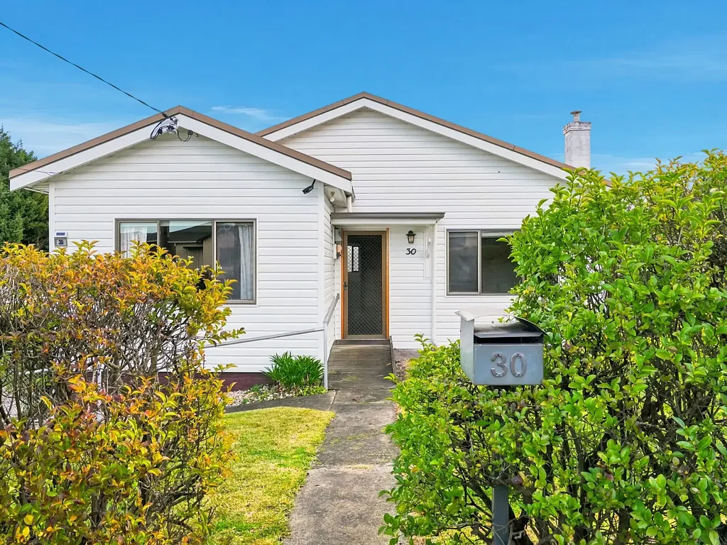 Tidy Home with Large Garage & Workshop