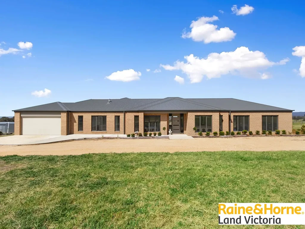Heyfield 4બેડરૂમ A Unique Blend of Farming and Luxury Living on 96 Acres