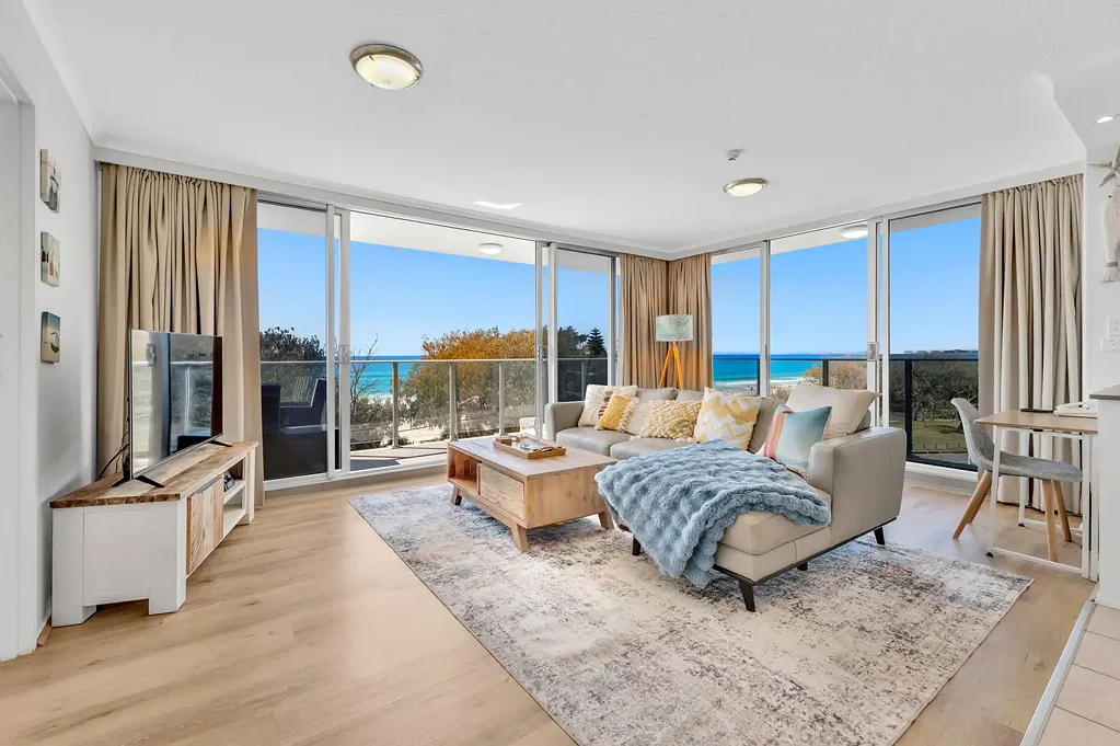 Broadbeach 1房  BEACHFRONT LIVING WITH NEVER TO BE BUILT OUT OCEAN VIEWS!