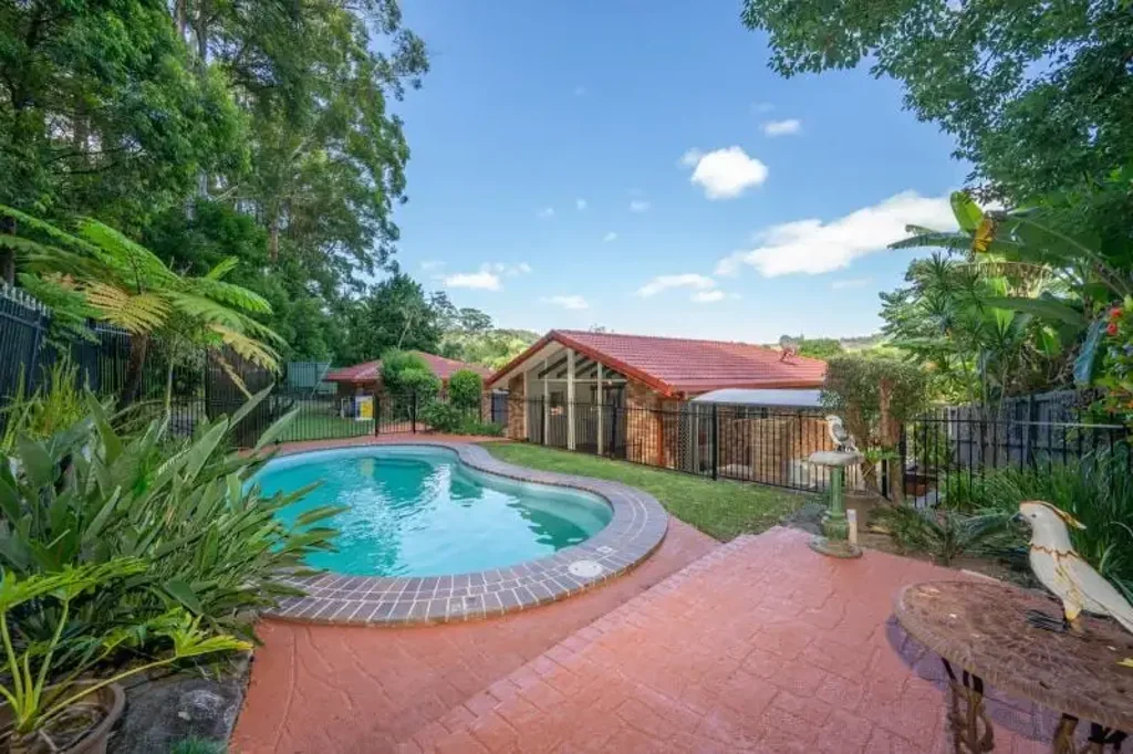 Coffs Harbour 4房  4 BEDROOM WITH A POOL WITH FOREST BACK DROP AND EASY FAMILY LIVING ON 720m²
