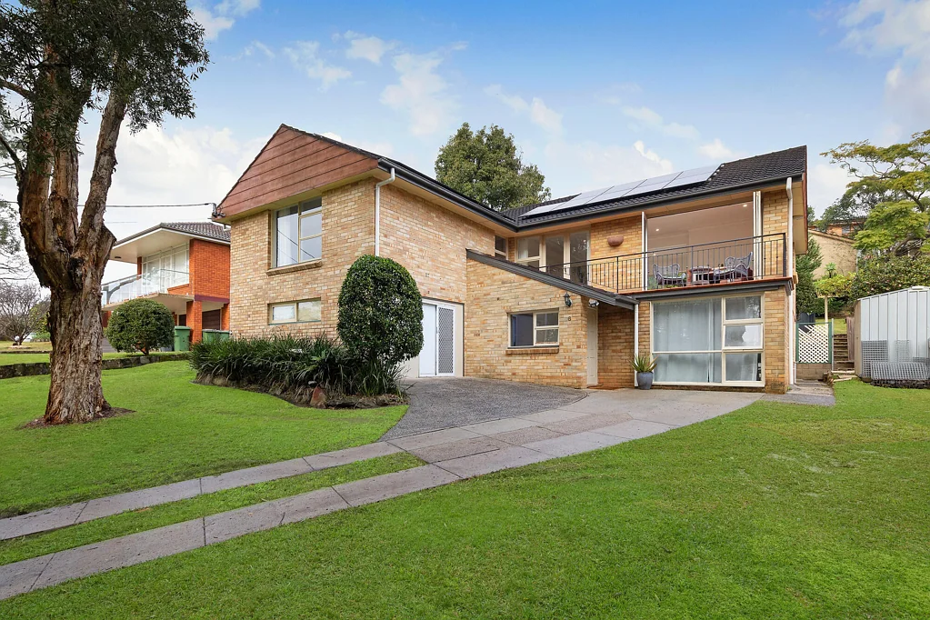 Pymble 4房 温馨家庭住宅，优越地段，未来潜力无限 Inviting family home, premier address, future potential